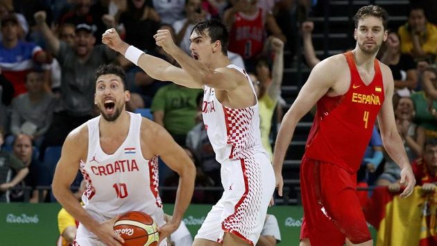 Chorvaté Roko Ukič (10) a Dario Šarič se radují, vpravo zklamaný Španěl Pau Gasol. Chorvaté Roko Ukič (10) a Dario Šarič se radují, vpravo zklamaný Španěl Pau Gasol.