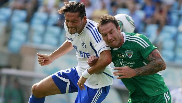 Obránce Tereku Groznyj Martin Jiránek (vpravo) bojuje o míč s útočníkem Dynama Moskva Kevinem Kuranyim. Obránce Tereku Groznyj Martin Jiránek (vpravo) bojuje o míč s útočníkem Dynama Moskva Kevinem Kuranyim.