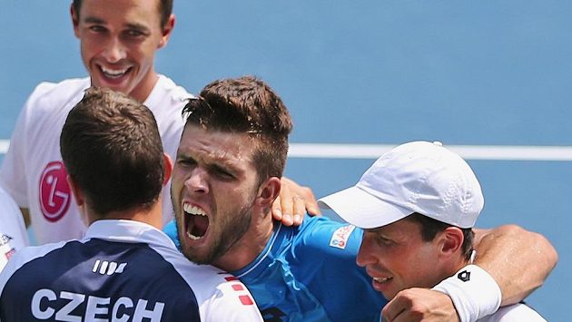 Čeští tenisté Jiří Veselý, Radek Štěpánek (vpravo) a Lukáš Rosol (vlevo nahoře) se v Indii radovali ze záchrany v elitní skupině Davisova poháru. Čeští tenisté Jiří Veselý, Radek Štěpánek (vpravo) a Lukáš Rosol (vlevo nahoře) se v Indii radovali ze záchrany v elitní skupině Davisova poháru.