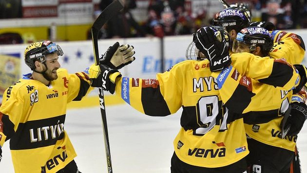 Hráči Litvínova (zleva) Jan Strejček, Jan Myšák, František Lukeš a Ladislav Romančík se radují z gólu. Hráči Litvínova (zleva) Jan Strejček, Jan Myšák, František Lukeš a Ladislav Romančík se radují z gólu.