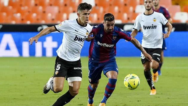 Gabriel Paulista z Valencie bojuje o míč se Sergiem Leonem z Levante. Gabriel Paulista z Valencie bojuje o míč se Sergiem Leonem z Levante.
