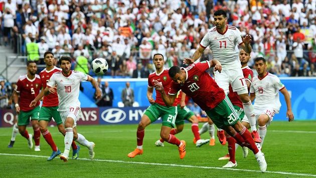 Marocký útočník Aziz Buhaddúz střílí hlavou gól do vlastní sítě, Írán pak mohl slavit výhru 1:0. Marocký útočník Aziz Buhaddúz střílí hlavou gól do vlastní sítě, Írán pak mohl slavit výhru 1:0.