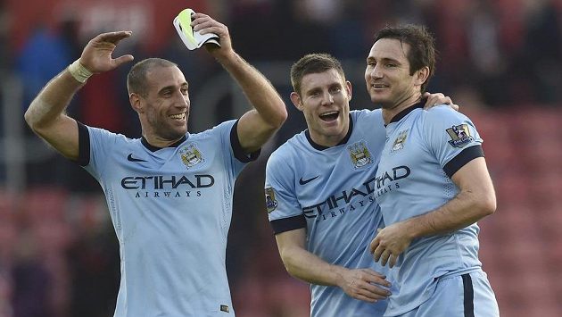 Frank Lampard (vpravo) z Manchesteru City slaví svůj gól s Jamesem Milner (uprostřed) a Pablo Zabaletou. Frank Lampard (vpravo) z Manchesteru City slaví svůj gól s Jamesem Milner (uprostřed) a Pablo Zabaletou.