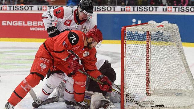 Radek Smoleňák (vpředu) z Hradce Králové, Jacob Moverare z Frölundy a brankář Frölundy Johan Mattsson ve finále Ligy mistrů. Radek Smoleňák (vpředu) z Hradce Králové, Jacob Moverare z Frölundy a brankář Frölundy Johan Mattsson ve finále Ligy mistrů.