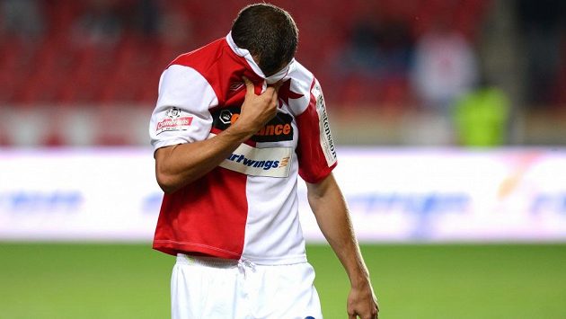 Zklamaný obránce Slavie Praha Martin Dostál po ligové porážce s Mladou Boleslaví. Zklamaný obránce Slavie Praha Martin Dostál po ligové porážce s Mladou Boleslaví.