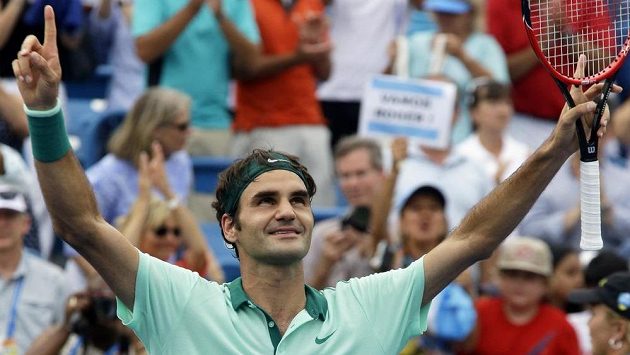 Švýcarský tenista Roger Federer se raduje z vítězství nad Španělem Davidem Ferrerem ve finále turnaje v Cincinnati. Švýcarský tenista Roger Federer se raduje z vítězství nad Španělem Davidem Ferrerem ve finále turnaje v Cincinnati.