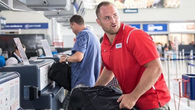 Koulař Tomáš Staněk během odletu atletické výpravy na MS do Londýna. Koulař Tomáš Staněk během odletu atletické výpravy na MS do Londýna.