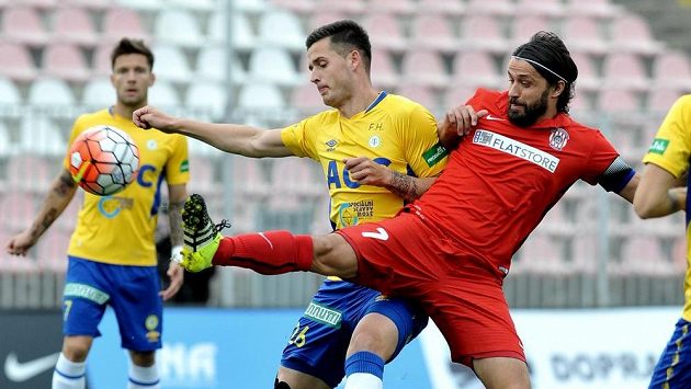 Roman Potočný z Teplic (vlevo) se snaží odstavit od míče brněnského Pavla Zavadila. Roman Potočný z Teplic (vlevo) se snaží odstavit od míče brněnského Pavla Zavadila.