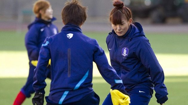 Jihokorejské fotbalistky při tréninku. Jihokorejské fotbalistky při tréninku.