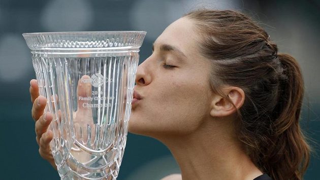 Německá tenistka Andrea Petkovicová s trofejí pro vítězku turnaje v Charlestonu. Německá tenistka Andrea Petkovicová s trofejí pro vítězku turnaje v Charlestonu.