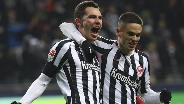 Branimir Hrgota (vlevo) z Eintrachtu Frankfurt se raduje se spoluhráčem Mijatem Gacinovičem z trefy proti Mohuči. Branimir Hrgota (vlevo) z Eintrachtu Frankfurt se raduje se spoluhráčem Mijatem Gacinovičem z trefy proti Mohuči.