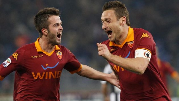 Francesco Totti (vpravo) a Miralem Pjanič slaví gól do sítě Juventusu. Francesco Totti (vpravo) a Miralem Pjanič slaví gól do sítě Juventusu.
