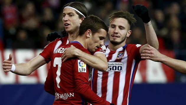 Antoine Griezmann (7) a jeho spoluhráči Filipe Luís se Saulem Niguezem slaví třetí gól Atlétika Madrid proti San Sebastianu. Antoine Griezmann (7) a jeho spoluhráči Filipe Luís se Saulem Niguezem slaví třetí gól Atlétika Madrid proti San Sebastianu.