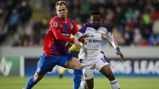 Plzeňský obránce David Limberský (vlevo) v souboji s Ahmedem Musou z CSKA Moskva. Plzeňský obránce David Limberský (vlevo) v souboji s Ahmedem Musou z CSKA Moskva.