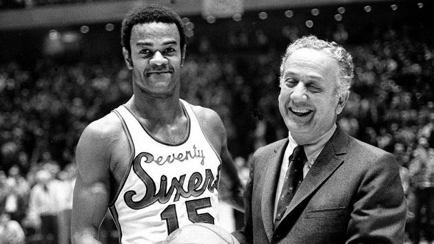Člen basketbalové Síně slávy Hal Greer na snímku z roku 1971, kdy dosáhl v NBA hranice 20 000 bodů s majitelem Philadelphie 76ers Irvem Kosloffem. Člen basketbalové Síně slávy Hal Greer na snímku z roku 1971, kdy dosáhl v NBA hranice 20 000 bodů s majitelem Philadelphie 76ers Irvem Kosloffem.