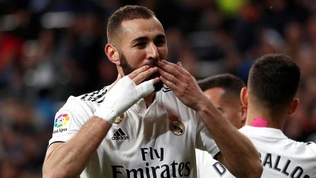 Útočník Realu Karim Benzema oslavuje vítězný gól proti týmu Huesca. Útočník Realu Karim Benzema oslavuje vítězný gól proti týmu Huesca.