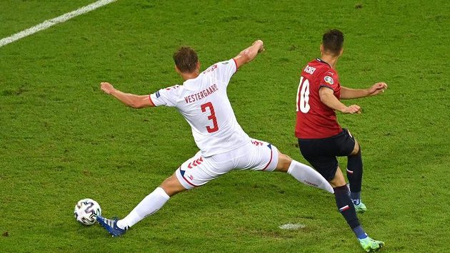 Bombarďák Patrik Schick dává gól Dánsku ve čtvrtfinále EURO. Bombarďák Patrik Schick dává gól Dánsku ve čtvrtfinále EURO.