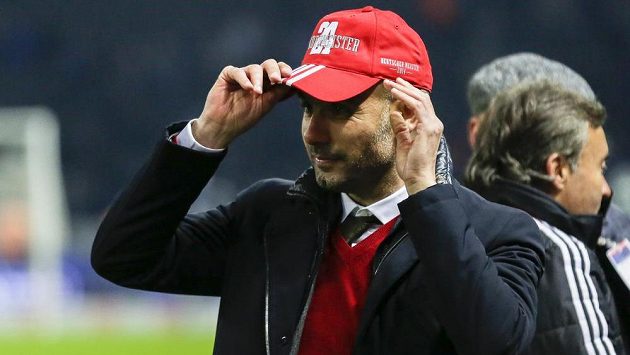 Trenér Bayernu Pep Guardiola slavil titul jen střízlivě. Trenér Bayernu Pep Guardiola slavil titul jen střízlivě.