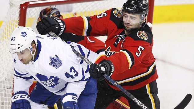 Nazem Kadri (vlevo) z Toronta v souboji s Markem Giordanem z Calgary. Nazem Kadri (vlevo) z Toronta v souboji s Markem Giordanem z Calgary.