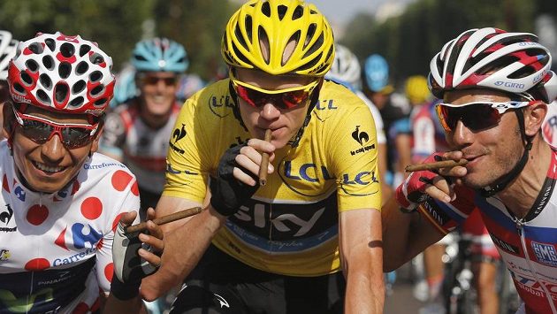 Nairo Alexander Quintana (vlevo), Christopher Froome (ve žlutém) a Joaquim Rodríguez si v závěrečné etapě Tour stihli zakouřit doutník. Nairo Alexander Quintana (vlevo), Christopher Froome (ve žlutém) a Joaquim Rodríguez si v závěrečné etapě Tour stihli zakouřit doutník.