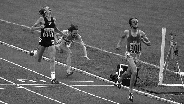 Olympijské finále běhu na 5000 metrů v roce 1976 v Montrealu: za vítězným Finem Lassem Virénem finišuje pro stříbro Novozélanďan Dick Quax, bronz si zajistil pádem do cíle Klaus Hildenbrand z bývalé NSR. Olympijské finále běhu na 5000 metrů v roce 1976 v Montrealu: za vítězným Finem Lassem Virénem finišuje pro stříbro Novozélanďan Dick Quax, bronz si zajistil pádem do cíle Klaus Hildenbrand z bývalé NSR.