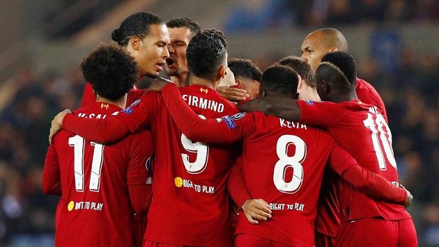 Radost hráčů Liverpoolu z úvodního gólu Alexe Oxladea-Chamberlaina proti Genku. Radost hráčů Liverpoolu z úvodního gólu Alexe Oxladea-Chamberlaina proti Genku.