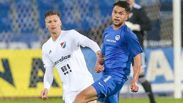 Zleva Václav Procházka z Baníku a Aleš Nešický z Liberce v utkání nejvyšší soutěže. Zleva Václav Procházka z Baníku a Aleš Nešický z Liberce v utkání nejvyšší soutěže.