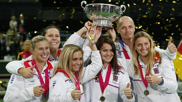 Klára Koukalová (třetí zleva) na archivním snímku se spoluhráčkami z Fed Cupu. Zleva s trofejí jsou i Andrea Hlaváčková, Lucie Hradecká, Lucie Šafářová a Petra Kvitová. Klára Koukalová (třetí zleva) na archivním snímku se spoluhráčkami z Fed Cupu. Zleva s trofejí jsou i Andrea Hlaváčková, Lucie Hradecká, Lucie Šafářová a Petra Kvitová.