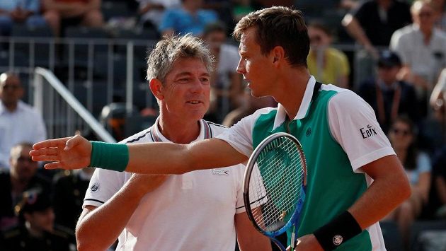 Tomáš Berdych v diskuzi s rozhodčím během prvního kola French Open. Tomáš Berdych v diskuzi s rozhodčím během prvního kola French Open.