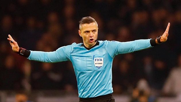 Rozhodčí Damir Skomina neuznal po konzultaci u videa gól Ajaxu v utkání Ligy mistrů s Realem Madrid. Rozhodčí Damir Skomina neuznal po konzultaci u videa gól Ajaxu v utkání Ligy mistrů s Realem Madrid.