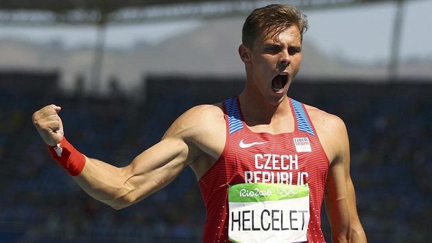 Český desetibojař Adam Sebastian Helcelet jásá po vrhu koulí, v kterém našel jen tři přemožitele. Český desetibojař Adam Sebastian Helcelet jásá po vrhu koulí, v kterém našel jen tři přemožitele.
