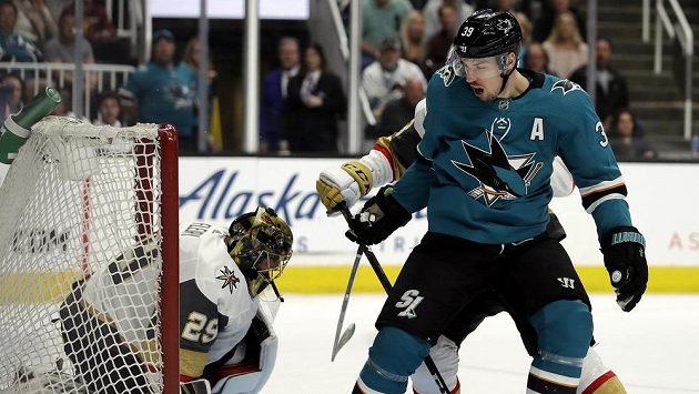 Útočník San Jose Sharks Logan Couture (39) se tlačí před brankáře Vegas Golden Knights Marca-Andre Fleuryho. Útočník San Jose Sharks Logan Couture (39) se tlačí před brankáře Vegas Golden Knights Marca-Andre Fleuryho.