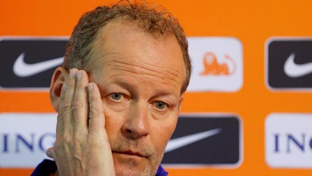 Kouč nizozemské fotbalové reprezentace Danny Blind během tiskové konference. Kouč nizozemské fotbalové reprezentace Danny Blind během tiskové konference.
