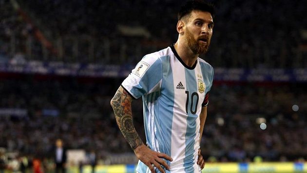 Argentinec Lionel Messi vstřelil v utkání kvalifikace o postup na MS 2018 proti Chile z penalty vítězný gól a mohl mít radost. Během utkání se ale často zlobil a nadával rozhodčím. Argentinec Lionel Messi vstřelil v utkání kvalifikace o postup na MS 2018 proti Chile z penalty vítězný gól a mohl mít radost. Během utkání se ale často zlobil a nadával rozhodčím.