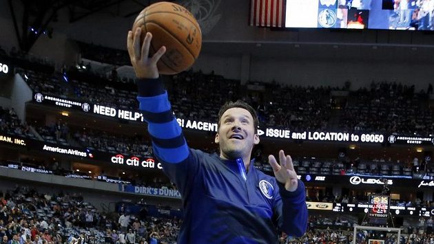Bývalý quarterback Dallasu Cowboys Tony Romo při rozvičce basketbalistů před zápasem NBA proti Denveru Nuggets. Bývalý quarterback Dallasu Cowboys Tony Romo při rozvičce basketbalistů před zápasem NBA proti Denveru Nuggets.
