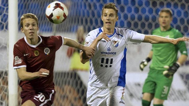 Fotbalista Baníku Ostrava Ján Greguš (vpravo) v souboji s útočníkem Sparty Praha Lukášem Julišem. Fotbalista Baníku Ostrava Ján Greguš (vpravo) v souboji s útočníkem Sparty Praha Lukášem Julišem.