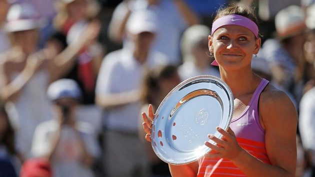 Lucie Šafářová s trofejí pro poraženou finalistku French Open. Lucie Šafářová s trofejí pro poraženou finalistku French Open.