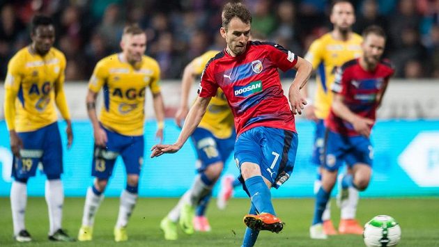 Plzeňský záložník Tomáš Hořava proměňuje penaltu proti Teplicím. Plzeňský záložník Tomáš Hořava proměňuje penaltu proti Teplicím.