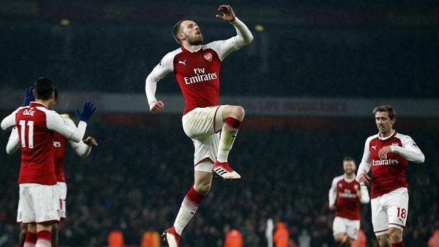 Aaron Ramsey z Arsenalu se raduje z gólu proti Evertonu. Aaron Ramsey z Arsenalu se raduje z gólu proti Evertonu.