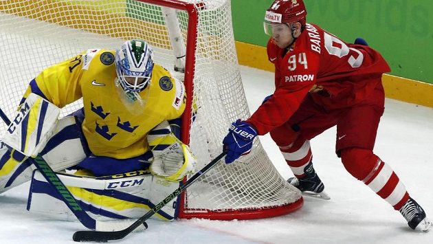 Švédský brankář Anders Nilsson a Rus Alexander Barabanov. Švédský brankář Anders Nilsson a Rus Alexander Barabanov.