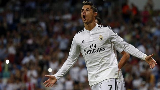 Cristiano Ronaldo z Realu Madrid slaví gól proti Elche v 5. kola španělské La Ligy. Cristiano Ronaldo z Realu Madrid slaví gól proti Elche v 5. kola španělské La Ligy.