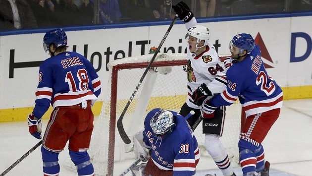 Český útočník David Kämpf se mezi hráči New York Rangers raduje z vítězného gólu spoluhráče Patricka Sharpa z Chicaga. Český útočník David Kämpf se mezi hráči New York Rangers raduje z vítězného gólu spoluhráče Patricka Sharpa z Chicaga.