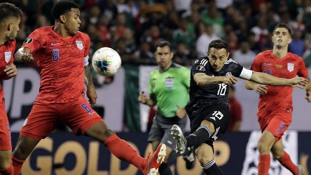 Mexický středopolař Andres Guardado (č. 18) pálí ve finálovém utkání proti USA. Mexický středopolař Andres Guardado (č. 18) pálí ve finálovém utkání proti USA.