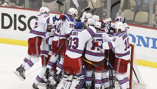 Hokejisté New Yorku Rangers slaví postup do semifinále play off NHL. Hokejisté New Yorku Rangers slaví postup do semifinále play off NHL.