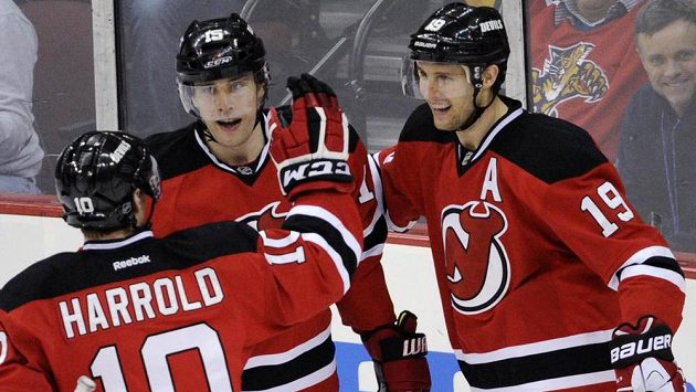 Hokejisté New Jersey se radují z gólu proti Floridě. Vpravo autor hattricku Travis Zajac. Hokejisté New Jersey se radují z gólu proti Floridě. Vpravo autor hattricku Travis Zajac.