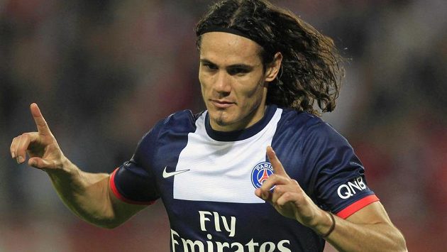 Edinson Cavani z Paris St. Germain slaví svoji trefu proti Valenciennes. Edinson Cavani z Paris St. Germain slaví svoji trefu proti Valenciennes.