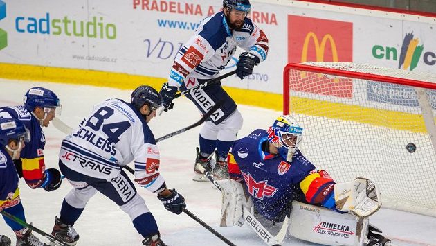 Vítkovický Jan Schleiss, autor vítězného gólu svého týmu při utkání v Českých Budějovicích, před brankářem Jiřím Paterou. Vítkovický Jan Schleiss, autor vítězného gólu svého týmu při utkání v Českých Budějovicích, před brankářem Jiřím Paterou.