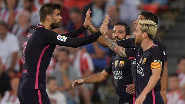 Fotbalisté Barcelony Gerard Piqué, Luis Suárez a Lionel Messi se radují z výhry v Bilbau. Fotbalisté Barcelony Gerard Piqué, Luis Suárez a Lionel Messi se radují z výhry v Bilbau.