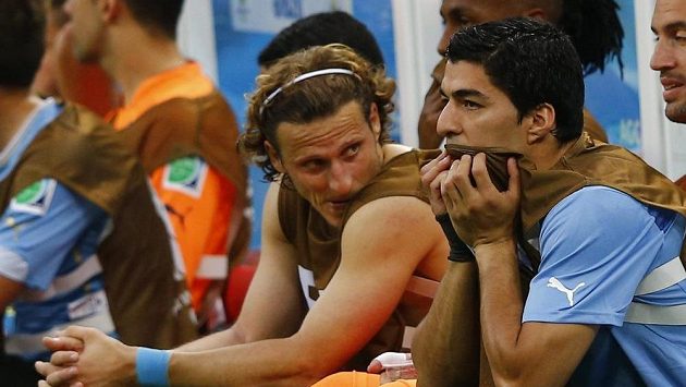 Luis Suárez (vpevo) a Diego Forlán reagují na jeden z inkasovaných gólů od podceňované Kostariky. Luis Suárez (vpevo) a Diego Forlán reagují na jeden z inkasovaných gólů od podceňované Kostariky.