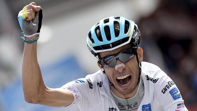 Italský cyklista Fabio Aru se raduje z triumfu v 19. etapě Gira. Italský cyklista Fabio Aru se raduje z triumfu v 19. etapě Gira.